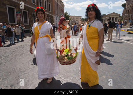Rom, Italien. 23. April 2017. Eine historische Prozession fand statt vom Circus Maximus, das Forum Romanum, wo eine Krone wurde am Fuße der Statue des Kaisers Trajan und kehrte in den Circus Maximus, den 2770th Jahrestag der Geburt von Rom zu feiern. Die Veranstaltung, die seit vielen Jahren stattgefunden hat wird von Roman historische Gruppe organisiert und hat Gruppen von Menschen aus vielen anderen Ländern teilnahmen. Bildnachweis: Leo Claudio De Petris/Pacific Press/Alamy Live-Nachrichten Stockfoto