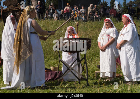 Rom, Italien. 23. April 2017. Eine historische Prozession fand statt vom Circus Maximus, das Forum Romanum, wo eine Krone wurde am Fuße der Statue des Kaisers Trajan und kehrte in den Circus Maximus, den 2770th Jahrestag der Geburt von Rom zu feiern. Die Veranstaltung, die seit vielen Jahren stattgefunden hat wird von Roman historische Gruppe organisiert und hat Gruppen von Menschen aus vielen anderen Ländern teilnahmen. Bildnachweis: Leo Claudio De Petris/Pacific Press/Alamy Live-Nachrichten Stockfoto