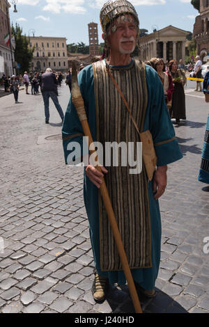 Rom, Italien. 23. April 2017. Eine historische Prozession fand statt vom Circus Maximus, das Forum Romanum, wo eine Krone wurde am Fuße der Statue des Kaisers Trajan und kehrte in den Circus Maximus, den 2770th Jahrestag der Geburt von Rom zu feiern. Die Veranstaltung, die seit vielen Jahren stattgefunden hat wird von Roman historische Gruppe organisiert und hat Gruppen von Menschen aus vielen anderen Ländern teilnahmen. Bildnachweis: Leo Claudio De Petris/Pacific Press/Alamy Live-Nachrichten Stockfoto
