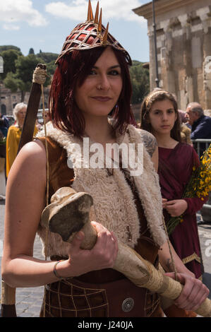 Rom, Italien. 23. April 2017. Eine historische Prozession fand statt vom Circus Maximus, das Forum Romanum, wo eine Krone wurde am Fuße der Statue des Kaisers Trajan und kehrte in den Circus Maximus, den 2770th Jahrestag der Geburt von Rom zu feiern. Die Veranstaltung, die seit vielen Jahren stattgefunden hat wird von Roman historische Gruppe organisiert und hat Gruppen von Menschen aus vielen anderen Ländern teilnahmen. Bildnachweis: Leo Claudio De Petris/Pacific Press/Alamy Live-Nachrichten Stockfoto