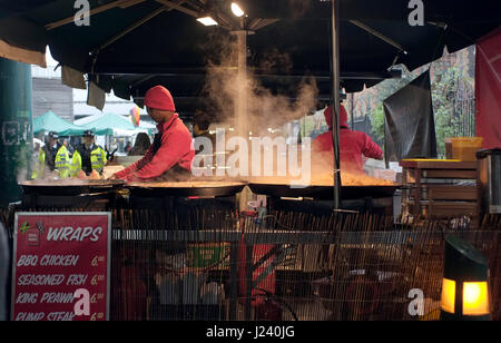 Ein Koch arbeitet an einer heißen Garküche in Borough Market, South London, Großbritannien 22. März 2017. © John Voos Stockfoto