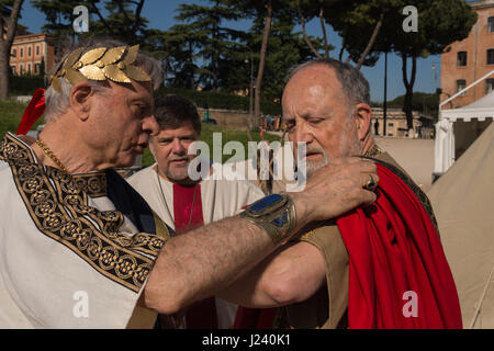 Rom, Italien. 23. April 2017. Eine historische Prozession fand statt vom Circus Maximus, das Forum Romanum, wo eine Krone wurde am Fuße der Statue des Kaisers Trajan und kehrte in den Circus Maximus, den 2770th Jahrestag der Geburt von Rom zu feiern. Die Veranstaltung, die seit vielen Jahren stattgefunden hat wird von Roman historische Gruppe organisiert und hat Gruppen von Menschen aus vielen anderen Ländern teilnahmen. Bildnachweis: Leo Claudio De Petris/Pacific Press/Alamy Live-Nachrichten Stockfoto
