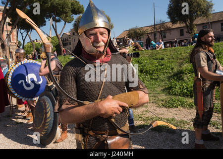 Rom, Italien. 23. April 2017. Eine historische Prozession fand statt vom Circus Maximus, das Forum Romanum, wo eine Krone wurde am Fuße der Statue des Kaisers Trajan und kehrte in den Circus Maximus, den 2770th Jahrestag der Geburt von Rom zu feiern. Die Veranstaltung, die seit vielen Jahren stattgefunden hat wird von Roman historische Gruppe organisiert und hat Gruppen von Menschen aus vielen anderen Ländern teilnahmen. Bildnachweis: Leo Claudio De Petris/Pacific Press/Alamy Live-Nachrichten Stockfoto