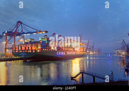 Container-Schiff in der Nacht im Hamburger Hafen, Containerterminal Eurogate, Hamburg, Deutschland, Europa Stockfoto