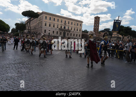 Rom, Italien. 23. April 2017. Eine historische Prozession fand statt vom Circus Maximus, das Forum Romanum, wo eine Krone wurde am Fuße der Statue des Kaisers Trajan und kehrte in den Circus Maximus, den 2770th Jahrestag der Geburt von Rom zu feiern. Die Veranstaltung, die seit vielen Jahren stattgefunden hat wird von Roman historische Gruppe organisiert und hat Gruppen von Menschen aus vielen anderen Ländern teilnahmen. Bildnachweis: Leo Claudio De Petris/Pacific Press/Alamy Live-Nachrichten Stockfoto