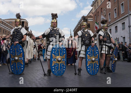 Rom, Italien. 23. April 2017. Eine historische Prozession fand statt vom Circus Maximus, das Forum Romanum, wo eine Krone wurde am Fuße der Statue des Kaisers Trajan und kehrte in den Circus Maximus, den 2770th Jahrestag der Geburt von Rom zu feiern. Die Veranstaltung, die seit vielen Jahren stattgefunden hat wird von Roman historische Gruppe organisiert und hat Gruppen von Menschen aus vielen anderen Ländern teilnahmen. Bildnachweis: Leo Claudio De Petris/Pacific Press/Alamy Live-Nachrichten Stockfoto