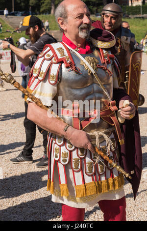 Rom, Italien. 23. April 2017. Eine historische Prozession fand statt vom Circus Maximus, das Forum Romanum, wo eine Krone wurde am Fuße der Statue des Kaisers Trajan und kehrte in den Circus Maximus, den 2770th Jahrestag der Geburt von Rom zu feiern. Die Veranstaltung, die seit vielen Jahren stattgefunden hat wird von Roman historische Gruppe organisiert und hat Gruppen von Menschen aus vielen anderen Ländern teilnahmen. Bildnachweis: Leo Claudio De Petris/Pacific Press/Alamy Live-Nachrichten Stockfoto