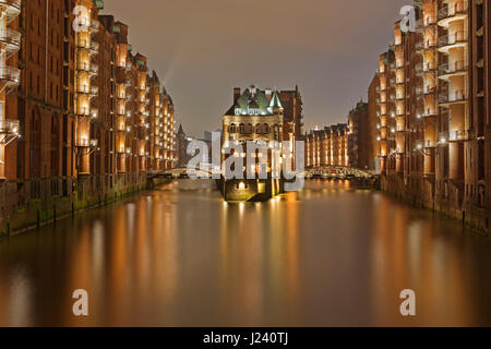 Wasserburg Fleetschlösschen in der Nacht zwischen Holländischbrookfleet und Wandrahmsfleet, Speicherstadt, Hamburg, Deutschland, Europa Stockfoto