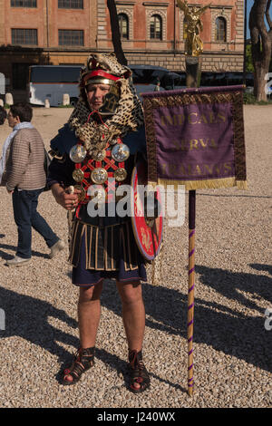 Rom, Italien. 23. April 2017. Eine historische Prozession fand statt vom Circus Maximus, das Forum Romanum, wo eine Krone wurde am Fuße der Statue des Kaisers Trajan und kehrte in den Circus Maximus, den 2770th Jahrestag der Geburt von Rom zu feiern. Die Veranstaltung, die seit vielen Jahren stattgefunden hat wird von Roman historische Gruppe organisiert und hat Gruppen von Menschen aus vielen anderen Ländern teilnahmen. Bildnachweis: Leo Claudio De Petris/Pacific Press/Alamy Live-Nachrichten Stockfoto