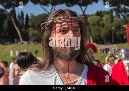 Rom, Italien. 23. April 2017. Eine historische Prozession fand statt vom Circus Maximus, das Forum Romanum, wo eine Krone wurde am Fuße der Statue des Kaisers Trajan und kehrte in den Circus Maximus, den 2770th Jahrestag der Geburt von Rom zu feiern. Die Veranstaltung, die seit vielen Jahren stattgefunden hat wird von Roman historische Gruppe organisiert und hat Gruppen von Menschen aus vielen anderen Ländern teilnahmen. Bildnachweis: Leo Claudio De Petris/Pacific Press/Alamy Live-Nachrichten Stockfoto