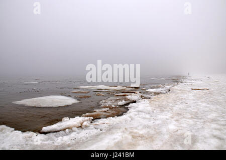 Kalten, nebligen Wintermorgen am Meer. Stockfoto