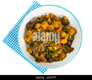 Gemüseeintopf in einer Platte auf weißem Hintergrund. Studio Photo Stockfoto