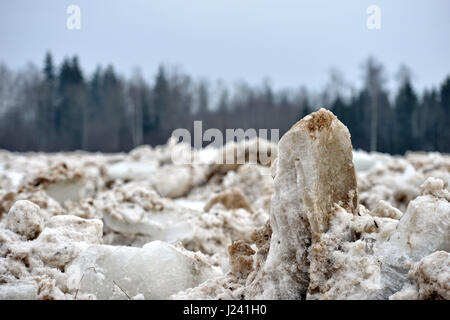 Frühling Überschwemmung Bedrohung. Der Eisstoß am Fluss. Stockfoto