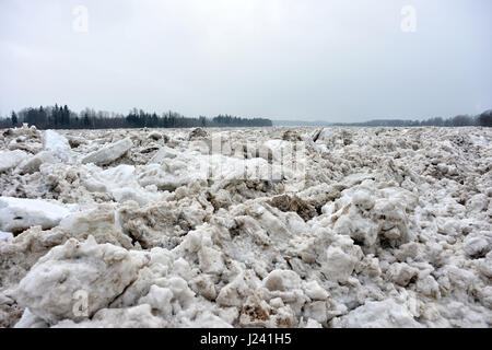 Frühling Überschwemmung Bedrohung. Der Eisstoß am Fluss. Stockfoto