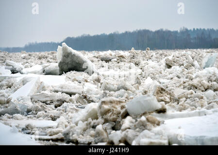 Frühling Überschwemmung Bedrohung. Der Eisstoß am Fluss. Stockfoto