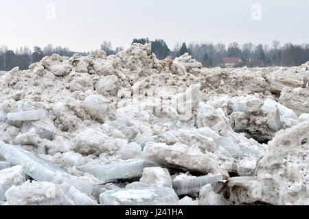 Frühling Überschwemmung Bedrohung. Der Eisstoß am Fluss. Stockfoto