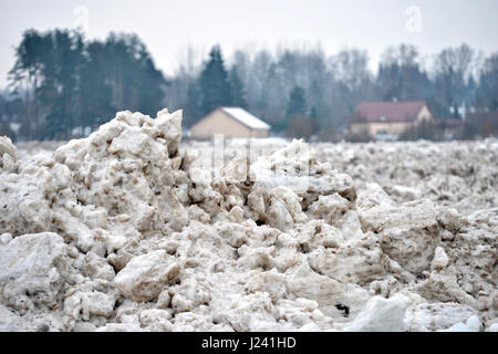 Frühling Überschwemmung Bedrohung. Der Eisstoß am Fluss. Stockfoto