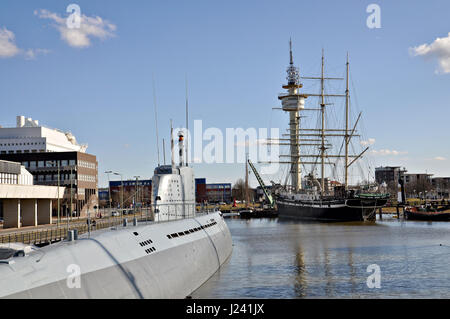 BREMERHAVEN, Deutschland - 6. März 2011: Segelschiff und u-Boot im Hafen von Bremerhaven. Stockfoto