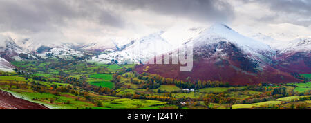 Panoramablick auf Newlands Tal von Cat Glocken mit einem Schnee begrenzt Causey Hecht und Derwent Fells darüber hinaus. Nationalpark Lake District, Cumbria, England. Stockfoto