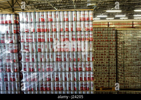 Ceske Budejovice, Tschechische Republik - 30. Juni 2016: Budvar Budweiser Brauerei. Lager mit Fertigprodukten. Stockfoto