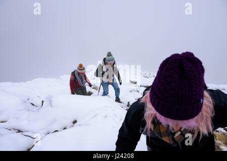 Wanderer auf Katze Glocken im späten Herbst Schnee fiel. Nationalpark Lake District, Cumbria, England. Stockfoto