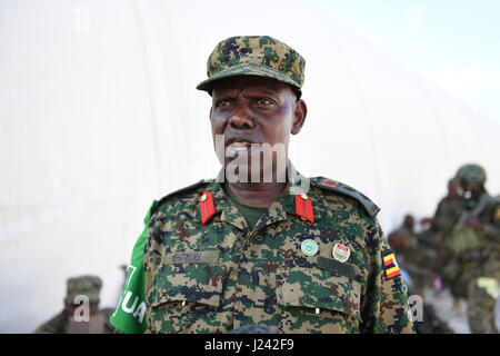 Die eingehenden Kontingent Kommandeurkreuz der Uganda People Verteidigung Kräfte Colonel Chris Ogwal während einer Zeremonie neu erhalten entsandt Soldaten aus Uganda 7. April 2017 in Mogadischu, Somalia. Stockfoto