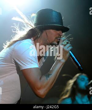 Sänger Zicklein-Felsen führt für US-Soldaten während der Tour für die Truppen-Konzert auf der Incirlik Air Base 1. Dezember 2009 in Adana, Türkei.    (Foto von Ashley Wood EURO1 Air Force über Planetpix) Stockfoto