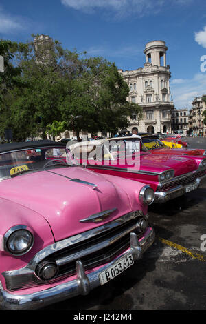 Klassische amerikanische Autos als Taxis in Havanna genutzt. Stockfoto