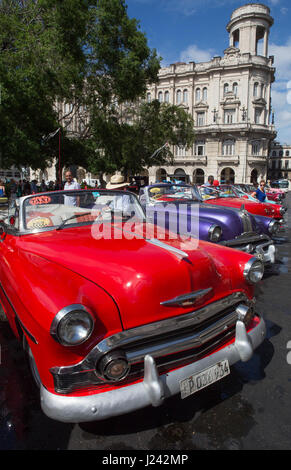 Klassische amerikanische Autos als Taxis in Havanna genutzt. Stockfoto