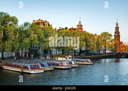 Kanal Boote auf dem Fluss Amstel, Amsterdam, Niederlande Stockfoto