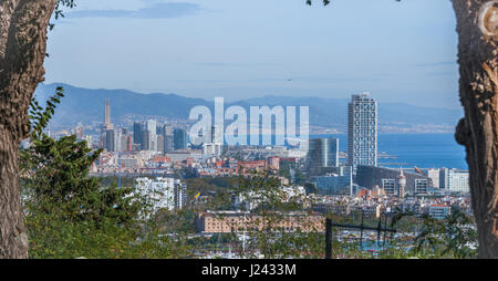 Spanische Küste & Stadt Barcelona mit historischen Gebieten mit neuer Architektur & modernen Gebäuden.  Vergrößerte, trübe Sicht auf Barcelona Stadt am Meer. Stockfoto