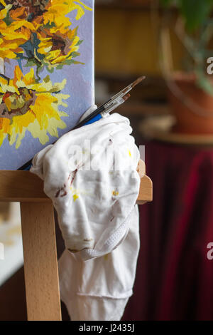 Leinwand, Farbe, Pinsel, Spachtel, die auf dem Tisch liegen. Stockfoto