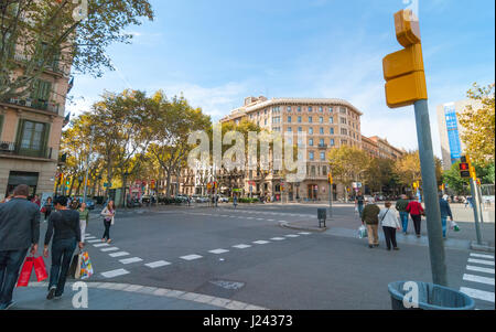 Barcelona, Spanien - 9. November 2013: Passanten in Straßen, Kreuz an einer Ecke.   Normaler Tag Besucher Fußgängerverkehr. Stockfoto