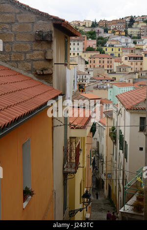 Street View von Ozieri, Sardinien, Italien am Tag. Viele bunte Gebäude und Dächer. Niemand in der Szene. Stockfoto