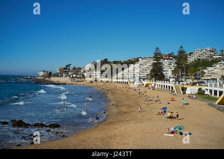 Sandstrand mit Menschen wieder von Ferienwohnungen und Hotels am Concon an der pazifischen Küste von Chile gefüllt. Stockfoto