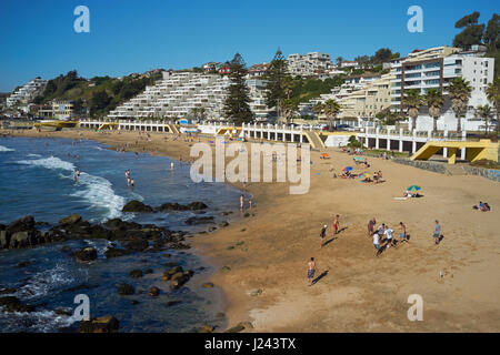 Sandstrand mit Menschen wieder von Ferienwohnungen und Hotels am Concon an der pazifischen Küste von Chile gefüllt. Stockfoto