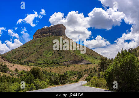 Ein Blick auf die hoch aufragenden Point Lookout Bergspitze in Mesa Verde Nationalpark, Colorado, USA. Stockfoto