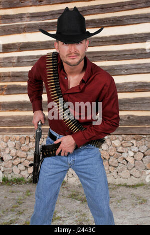 Gut aussehend Cowboy Mann mit sechs Shooter Waffen Stockfoto