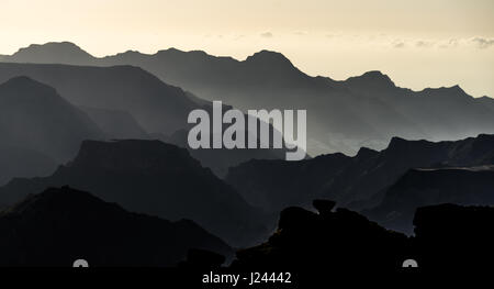 Schöne Berg Schichten und Silhouette Landschaft bei nebligen Sonnenuntergang vom oberen Berge in Insel Gran Canaria, Spanien Stockfoto