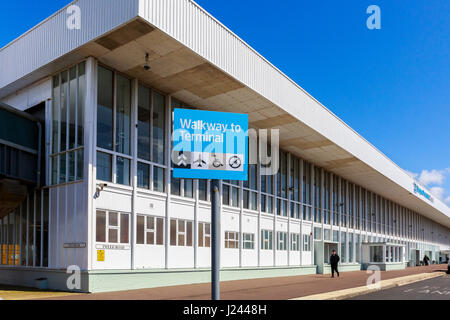 Haupteingang-Schild am Flughafen Glasgow-Prestwick, Prestwick, Ayrshire, Schottland. Dieser Flughafen hat von der schottischen Regierung gekauft worden und hat n Stockfoto