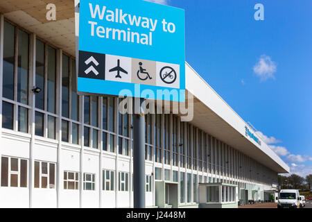 Haupteingang-Schild am Flughafen Glasgow-Prestwick, Prestwick, Ayrshire, Schottland. Dieser Flughafen hat von der schottischen Regierung gekauft worden und hat n Stockfoto