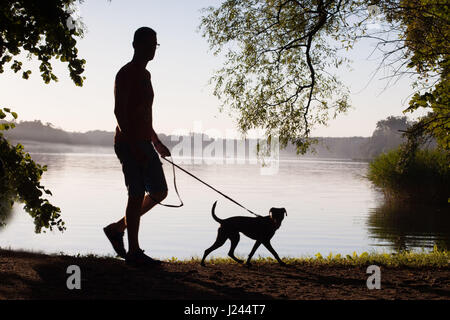 Mann mit Hund Stockfoto