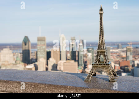 Eiffel Turm Miniatur und Montreal Skyline im Hintergrund als Symbol für französische Einwanderer in Montreal Stockfoto