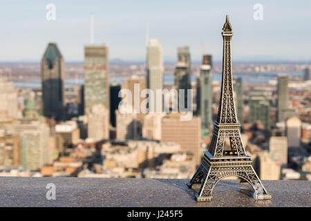 Eiffel Turm Miniatur und Montreal Skyline im Hintergrund als Symbol für französische Einwanderer in Montreal Stockfoto