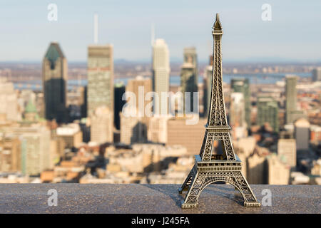 Eiffel Turm Miniatur und Montreal Skyline im Hintergrund als Symbol für französische Einwanderer in Montreal Stockfoto