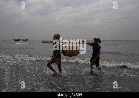 Fischer tragen ihre Fänge auf Dublarchar in der Eastern Division der Sundarbans Wald. Bagerhat, Bangladesch. Stockfoto