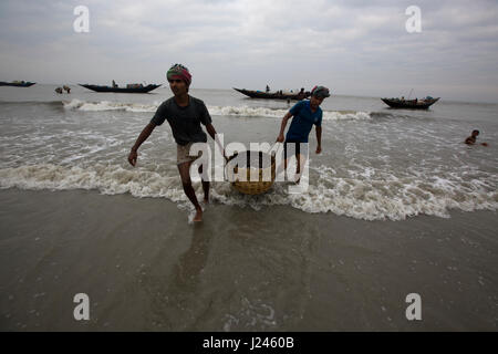 Fischer tragen ihre Fänge auf Dublarchar in der Eastern Division der Sundarbans Wald. Bagerhat, Bangladesch. Stockfoto