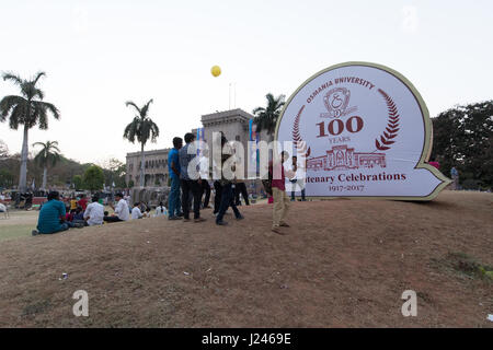 Schüler und Besucher nehmen an selfies osmania Arts College zwei Tage vor dem Start der Osmania Universität Hundertjahrfeier in Hyderabad, Indien. Stockfoto