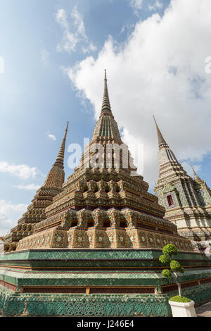 Einige verzierte Chedis in der Tempelanlage Wat Pho (Po) in Bangkok, Thailand, von vorne gesehen. Stockfoto