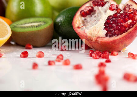 Close-up Schuss der Granatapfel-Frucht vor einigen anderen tropischen Früchten. Stockfoto